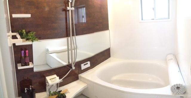 Model house photo. Spacious spacious bathroom is a big wide tub type to put side by side in a parent and child.