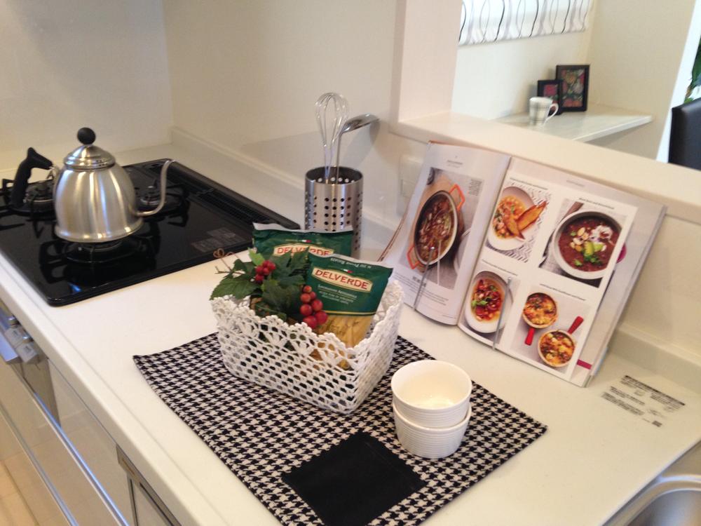 Kitchen. And spacious counters, Is good usability because the dishwasher is in the middle! Stove There are also three. Fun every day of cooking! It has become such a space.