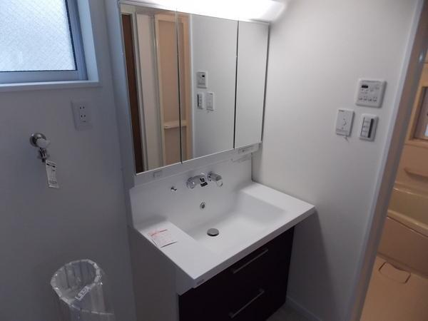 Wash basin, toilet. Vanity triple mirror type