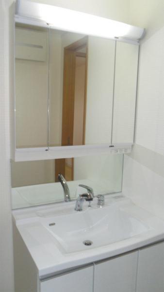 Wash basin, toilet. Wash basin