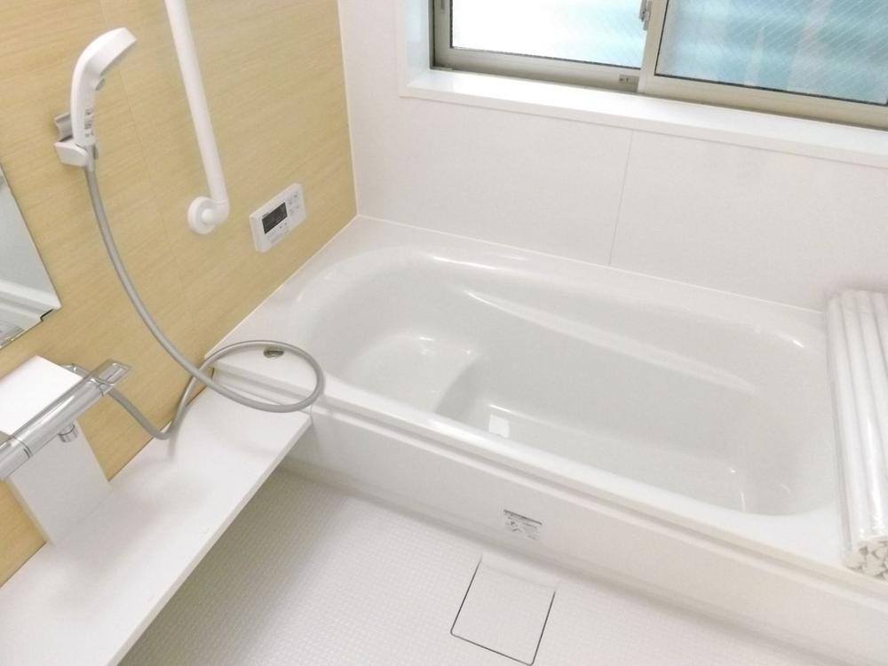 Bathroom. Local photo (bathroom) Half-length bathing large tub, Carat floor