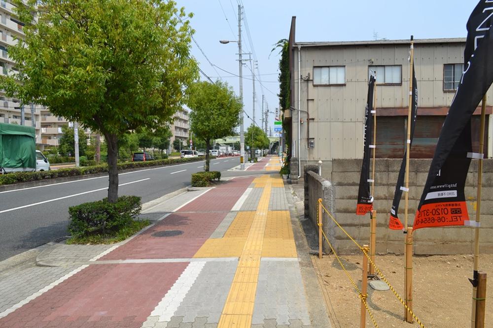 Local photos, including front road. With sidewalk before the road 25m, Without anything front building, Very bright location.