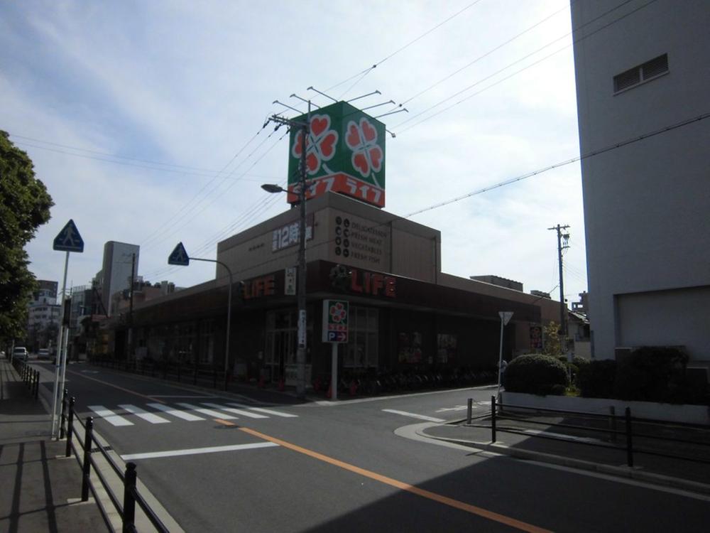 Supermarket. There is convenient between the 600m Nishitanabe Station to life.