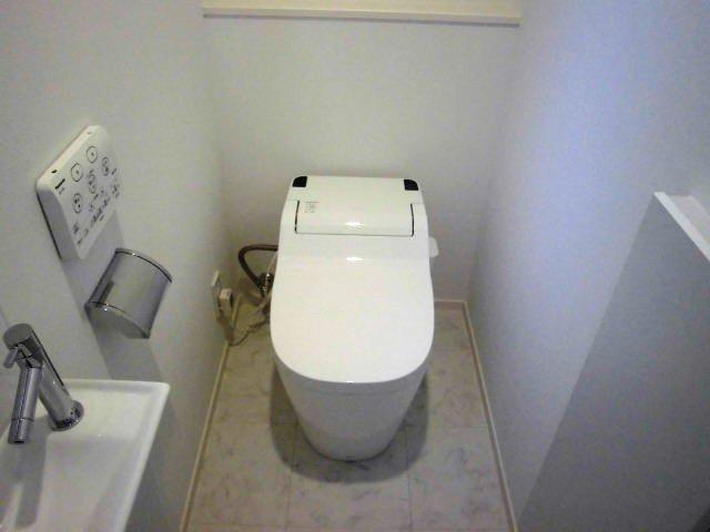 Other Equipment. Equipped with a tankless toilet "La Uno S". Hassle with automatic cleaning.