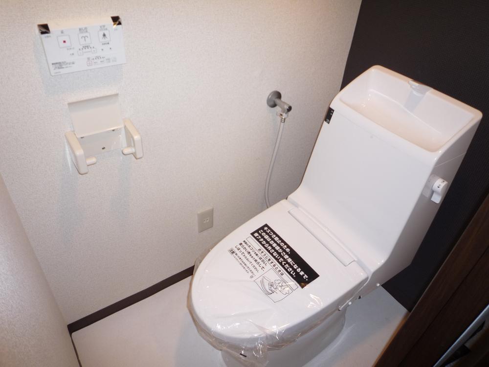 Toilet. Indoor (10 May 2013) Shooting