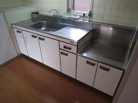 Kitchen. Gas stove, please install on your own (-.-)