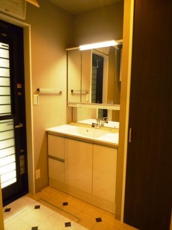Wash basin, toilet