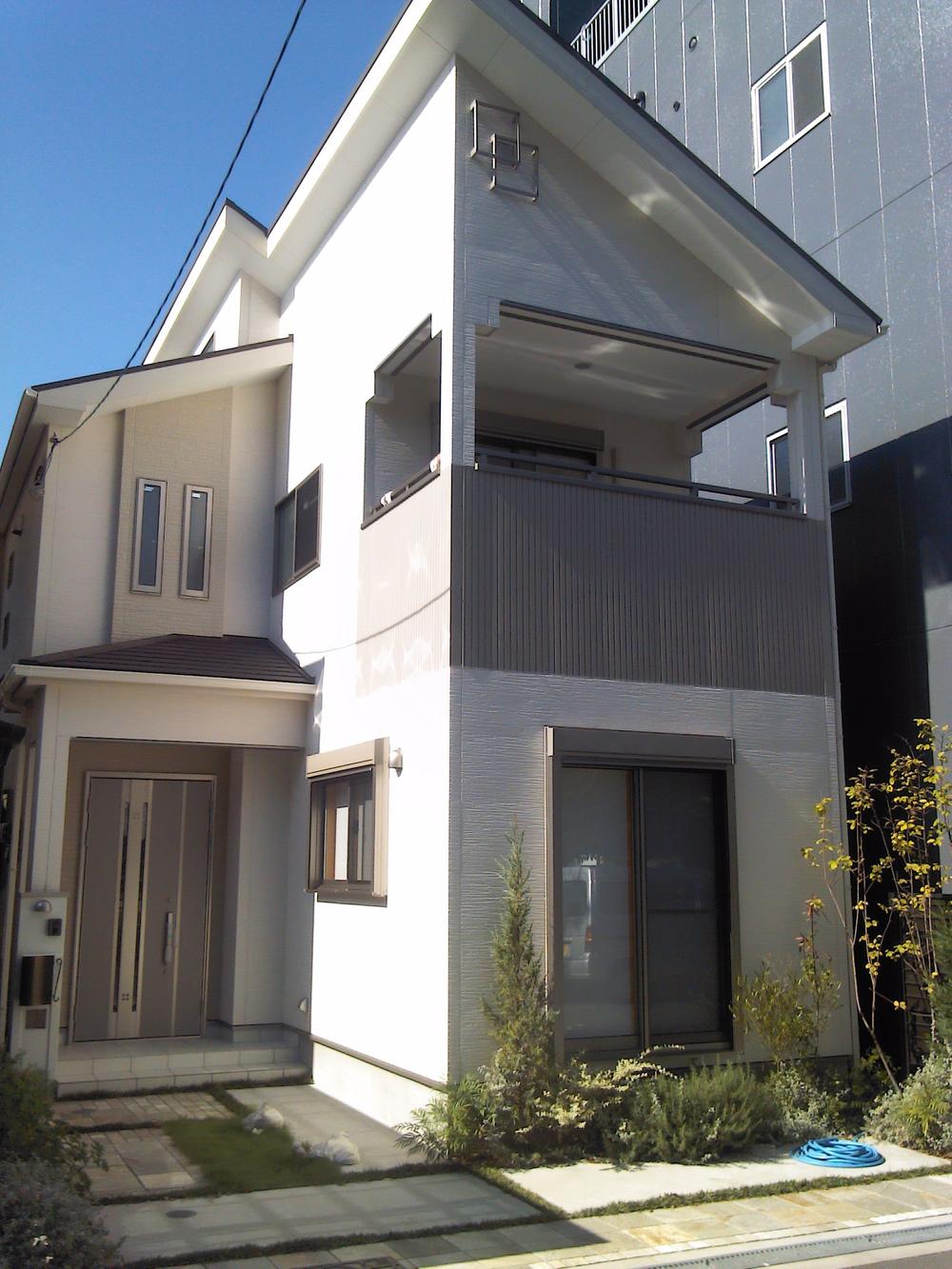 Model house photo.  [ ☆ Local model house published in ☆ ] Model house parking space two possible facing the park side. , Please visit us in conjunction with the subdivision tour because it is local