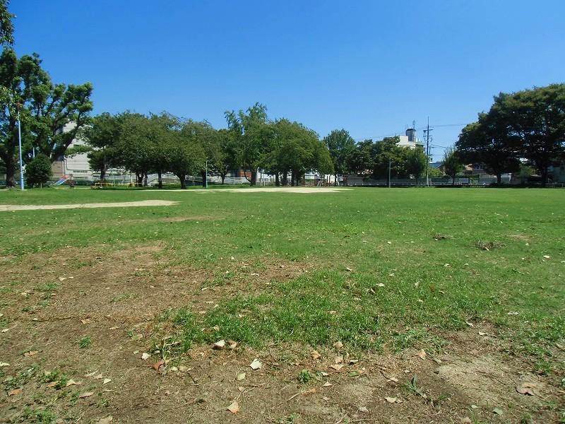 Is "Imabayashi park" very wide over have park. Holiday will be in sight may be eyes running around children. It can also be Asobaseru the children until late because it is near. Is "Imabayashi park" very wide over have park.