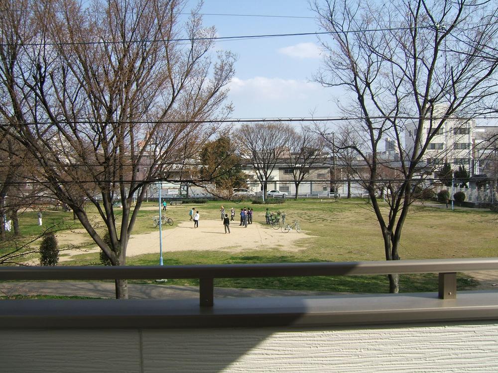 Other local. Before the model house veranda eyes Imabayashi park