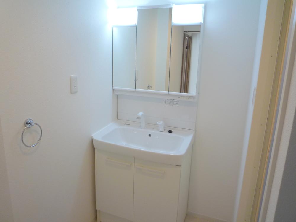 Wash basin, toilet. Shampoo is a wash basin with a dresser