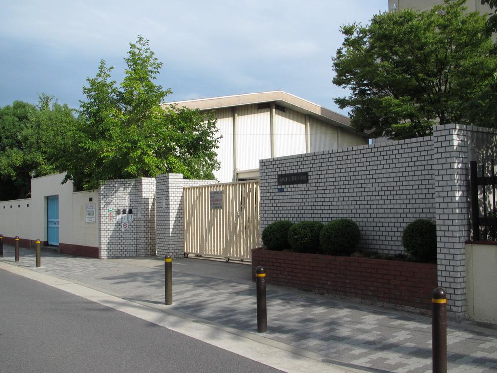 Primary school. Yusato school of 3-minute children walk of 240m is also safe to elementary school