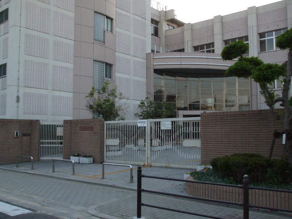 Junior high school. 400m to Tanabe junior high school