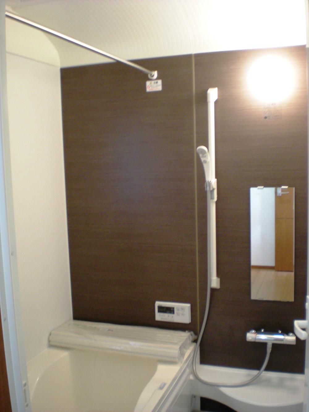 Same specifications photo (bathroom). Spacious bathroom that can be bathing with children