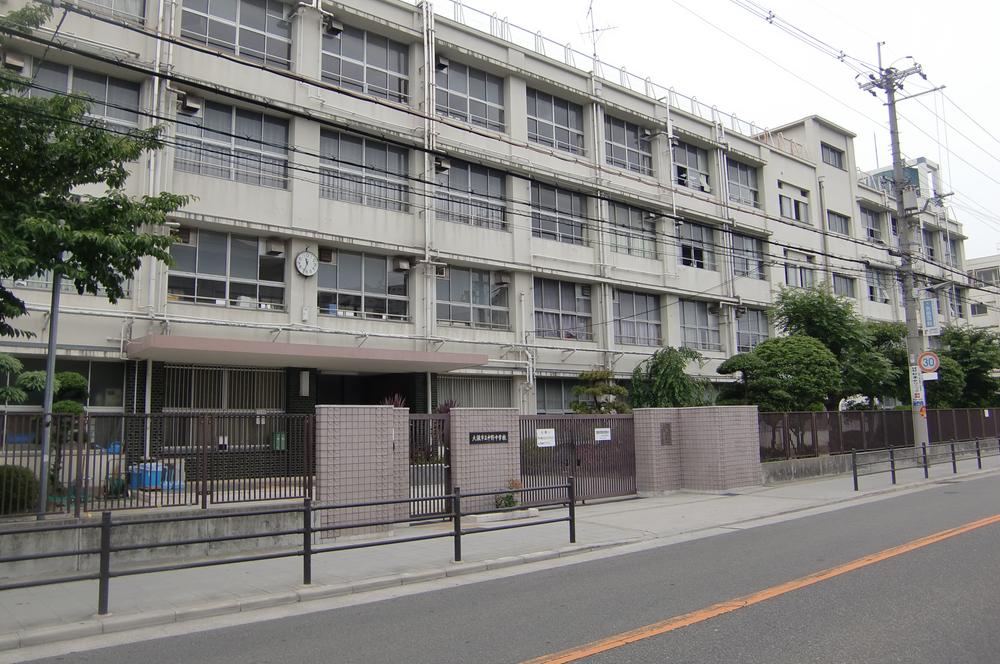 Junior high school. 103m to Osaka Municipal Nakano Junior High School