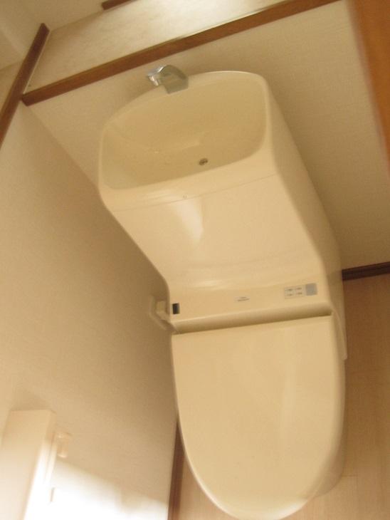 Toilet. It is clean of easy to state-of-the-art bidet with toilet!