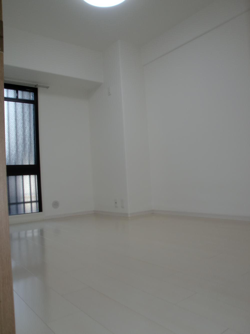 Non-living room. Western-style feel widely in the flooring of white.