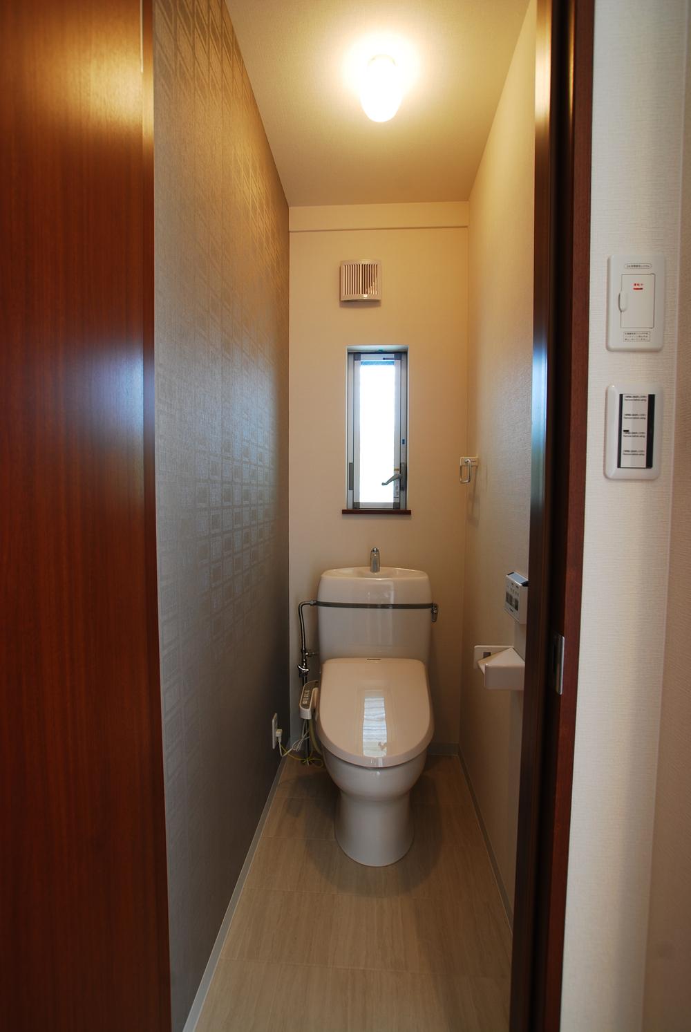 Toilet. Standard equipped with a bidet toilet seat in the room (August 2013) shooting various circles toilet