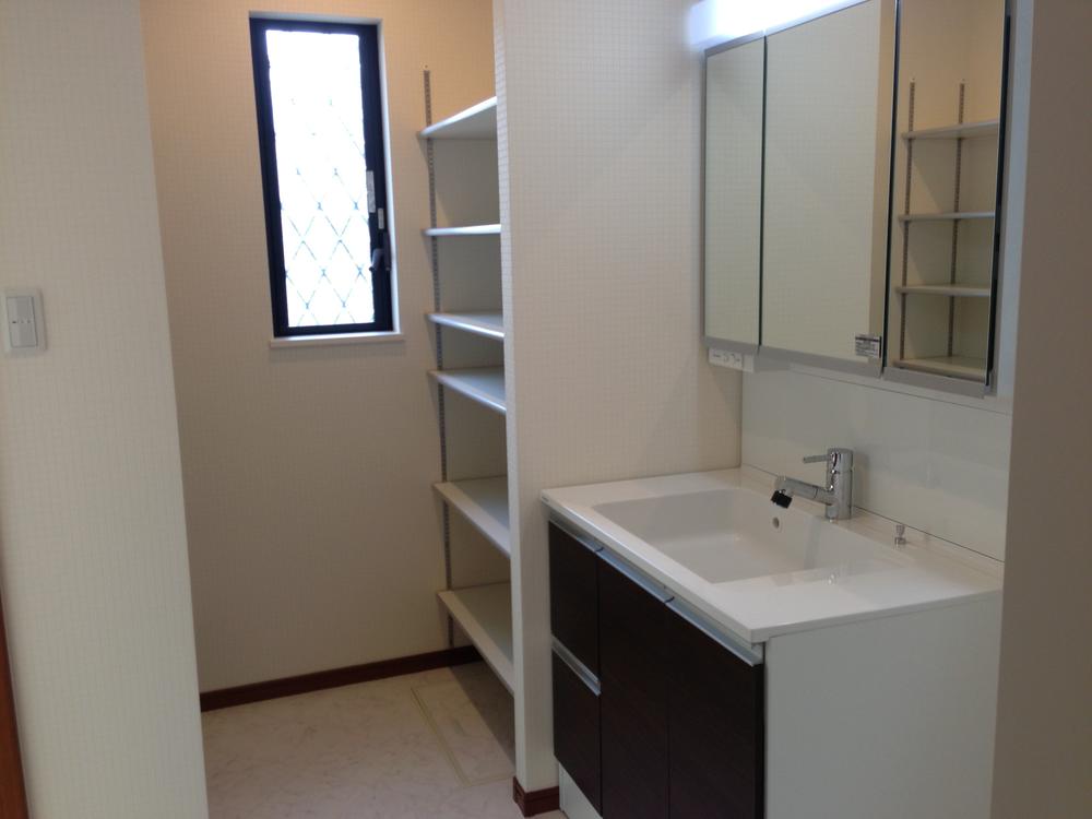 Model house photo. Happy pantry space and a three-sided mirror with system basin