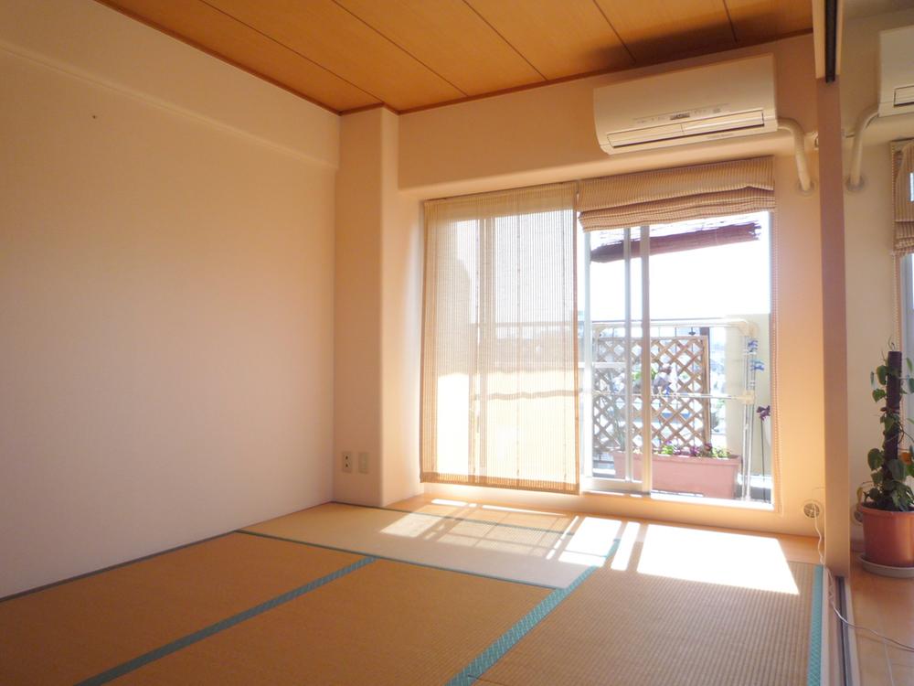 Other introspection. Japanese-style room is also bright rooms have a balcony facing the