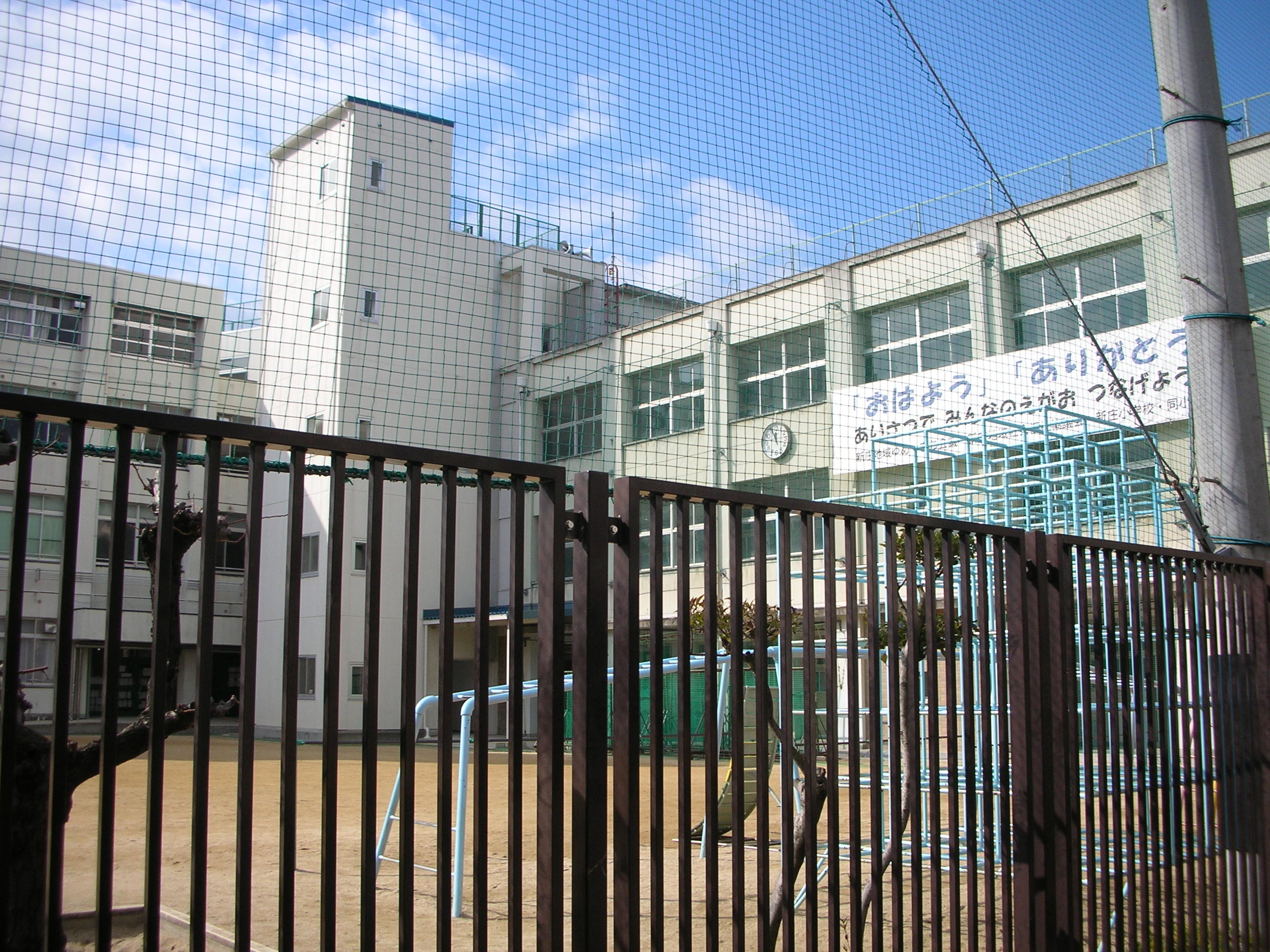 Primary school. 90m to Osaka Municipal Shinjo Elementary School (elementary school)