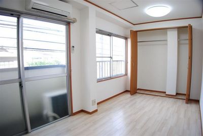 Living and room. It is very bright because the opening is 2 Tsumoaru