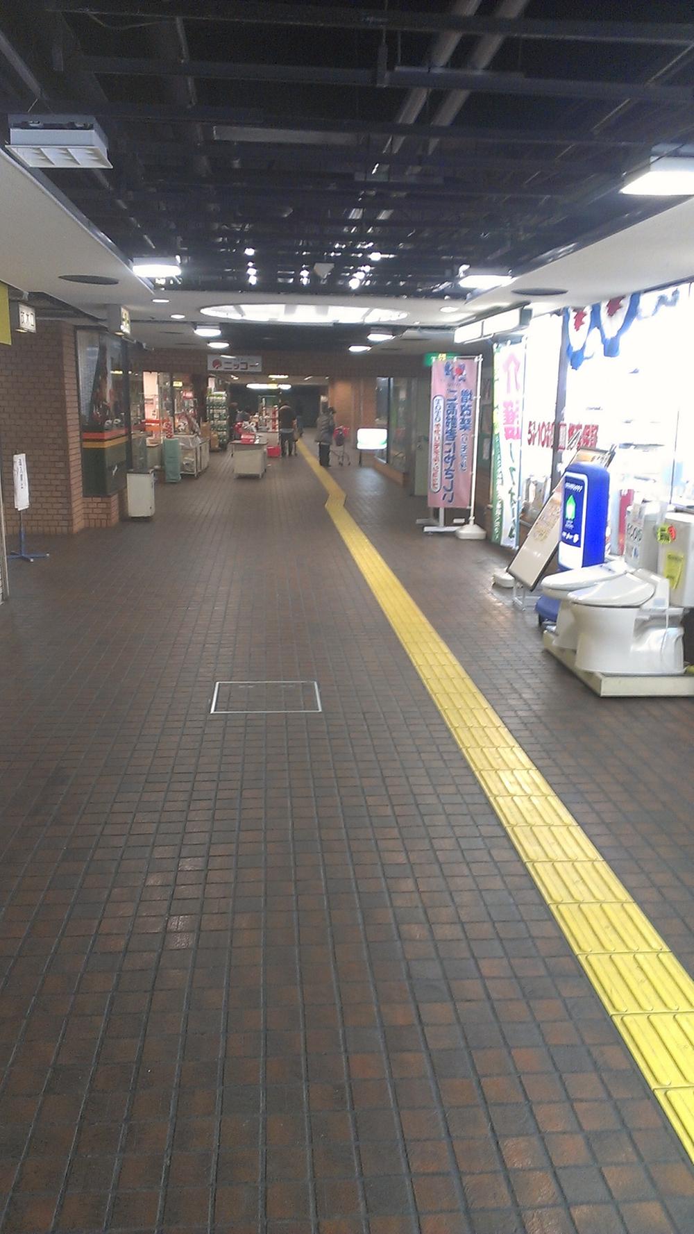 Shopping centre. The underground shopping center in the 200m apartment building until the super Nikko, EDION, It is very convenient because there are shops, etc. that can be meal.