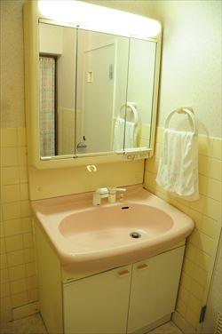 Wash basin, toilet. Three-sided mirror, With anti-fog heaters