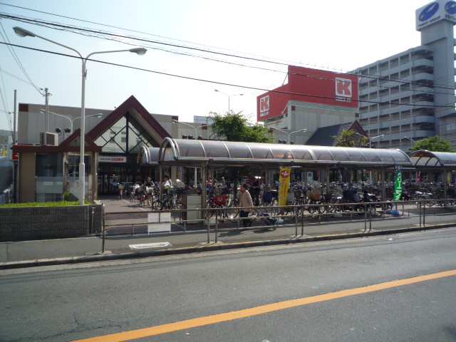 Supermarket. 360m to the Kansai Super Zuiko Corporation store (Super)