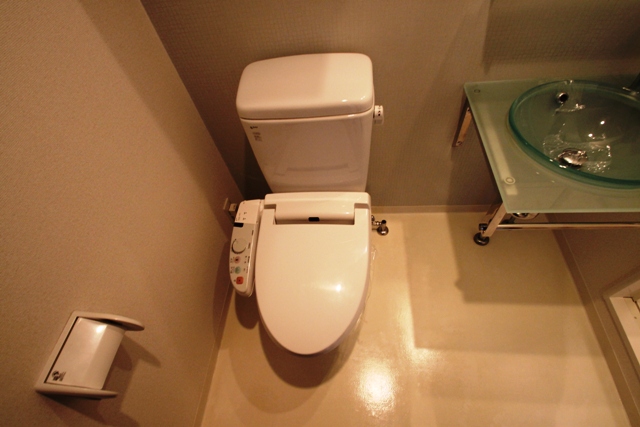 Toilet. Shin-Osaka Apamanshop Shin-Osaka Chuo