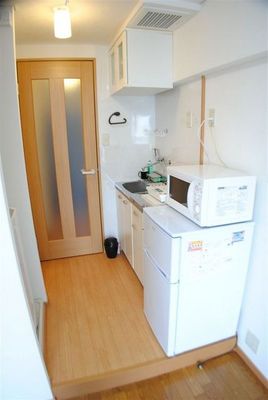 Kitchen. Guarantee is not but a refrigerator ・ With microwave