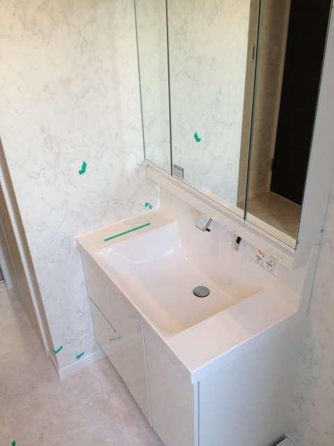 Wash basin, toilet. Local (11 May 2013) shooting indoor