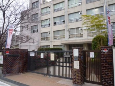 Primary school. Also within walking distance of 340m elementary school to Osaka Municipal Shimoshinjo Elementary School