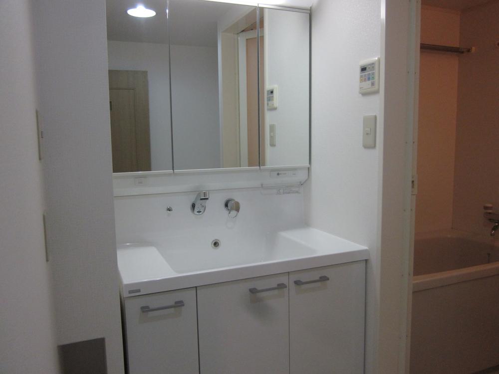 Wash basin, toilet. bathroom