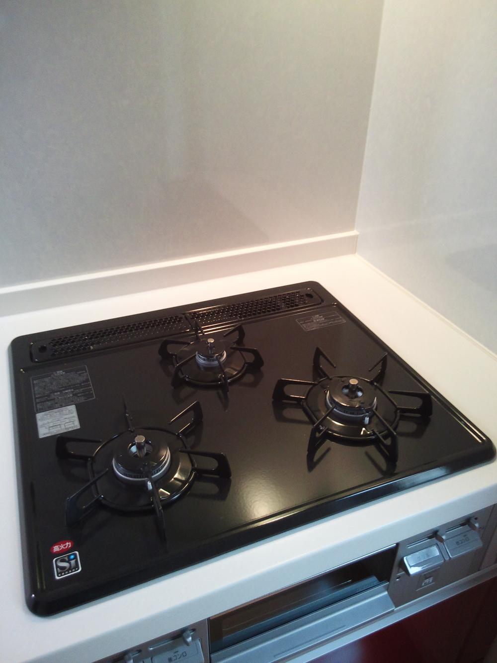 Kitchen. Dishes in the 3 lot gas stoves are easy