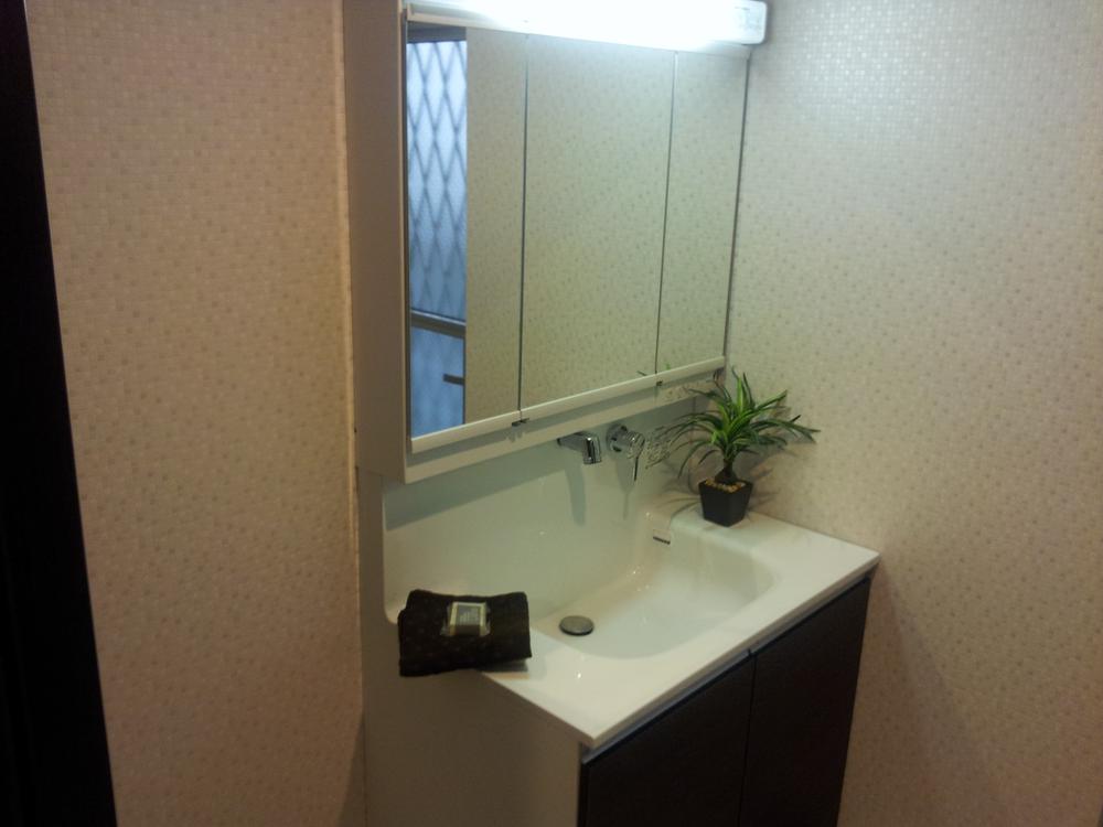 Wash basin, toilet. The beginning of the day from a clean washroom