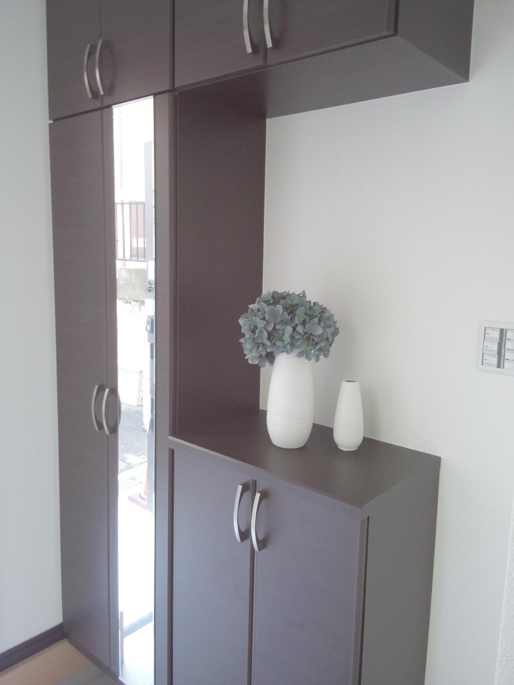 Entrance. All can be accommodated also big shoes BOX favorite shoes in the entrance