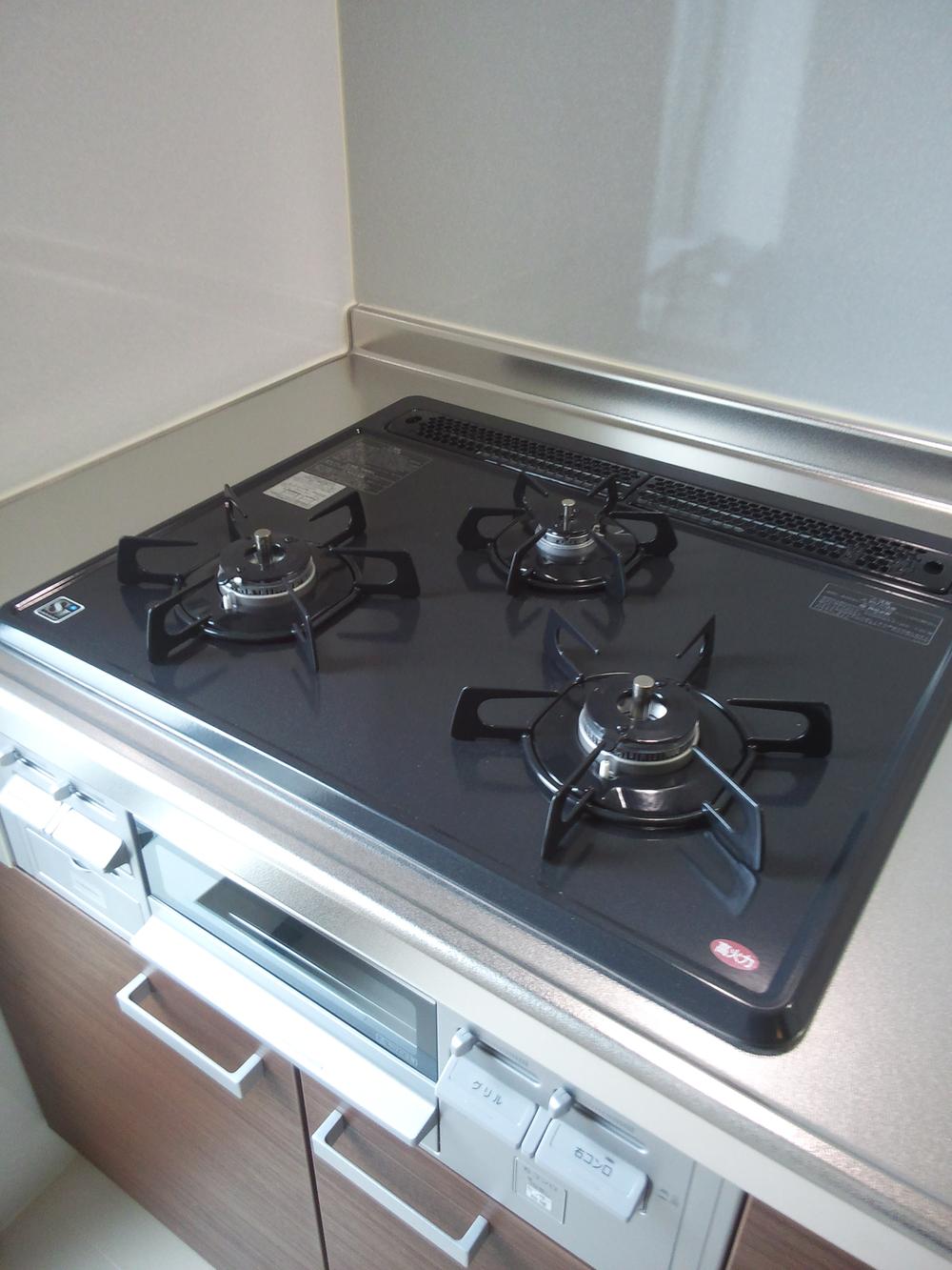 Kitchen. Convenient 3-neck gas stove