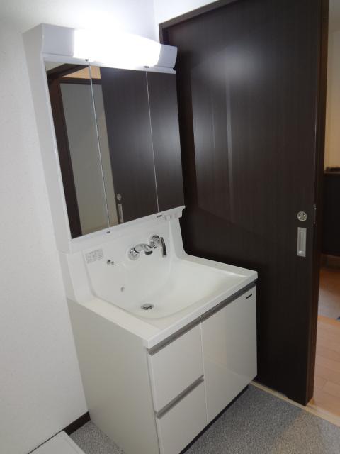 Wash basin, toilet. C No. Location: washbasin