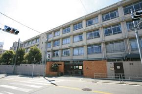 Primary school. We will go on foot to the pick-up of school events and children, such as 720m athletic meet or visiting day to Itakano elementary school.