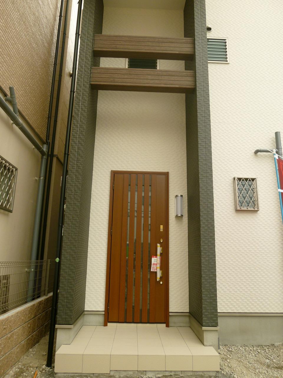 Local photos, including front road. Entrance door