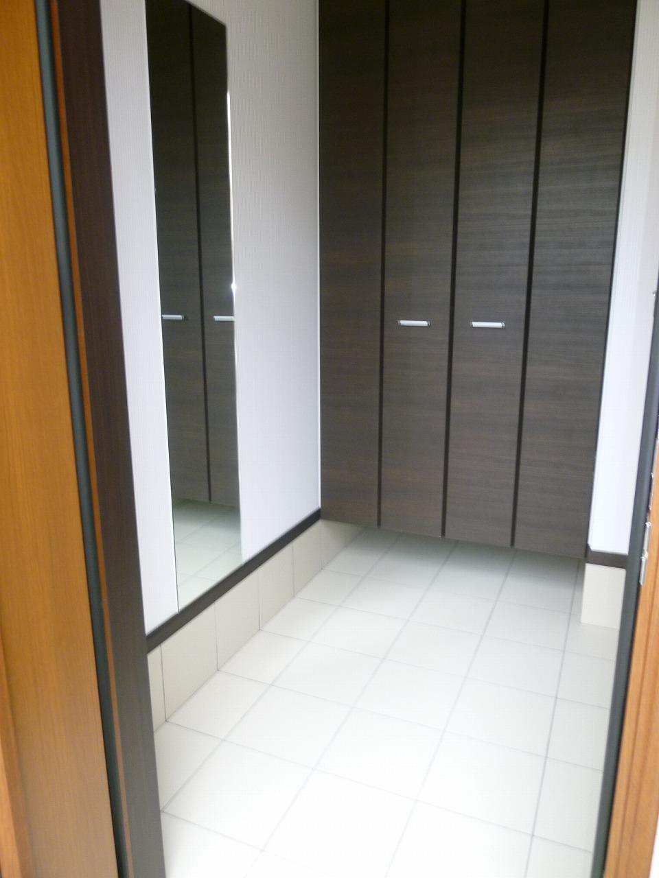 Entrance. Shoes closet equipped