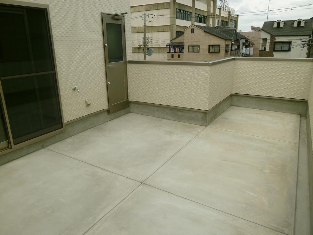 Balcony. Spacious balcony