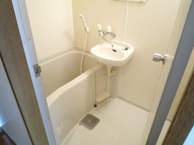 Bath. Bathroom that has been renovated to clean