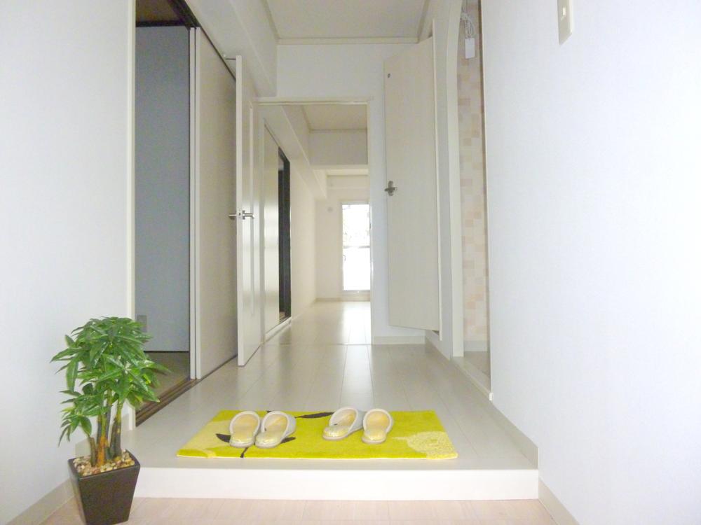 Entrance. Entrance spacious! ! Since it has finished bright entrance renovation, Look to your viewing by all means.