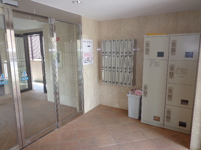 Security. Entrance is auto-lock ・ Is there courier BOX