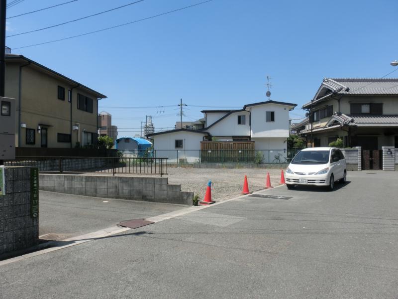 Local photos, including front road. Road opposite is Omichiminami elementary school!