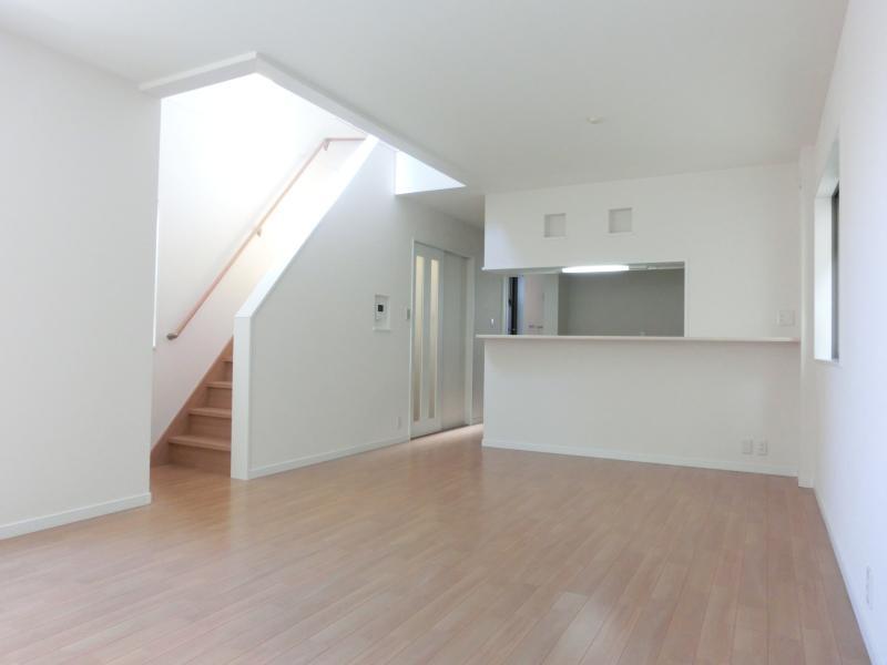 Living. Blow-by ~ Bright sunshine to plug