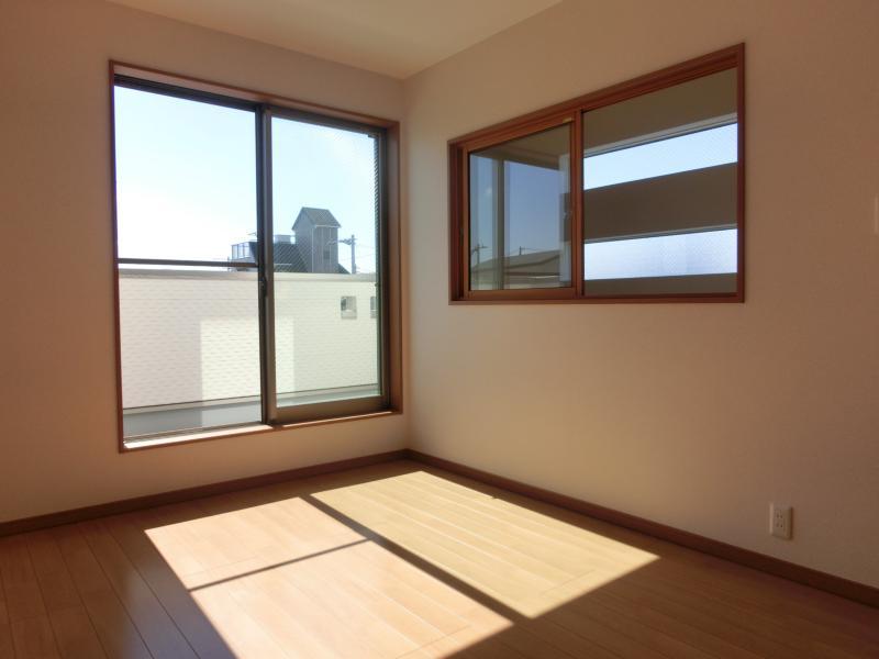 Kitchen. South daylighting Plenty of sun per!