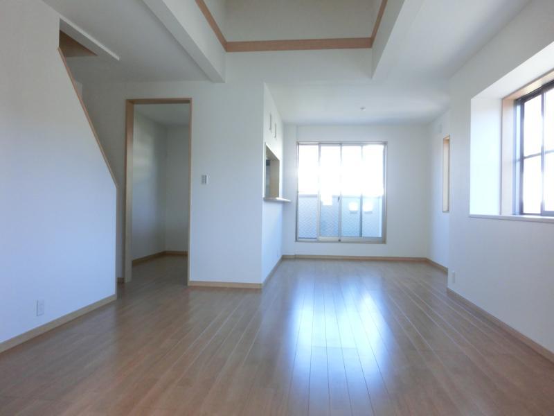 Living. Spacious 17 quires more!